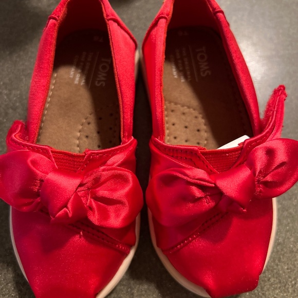 New Tiny Toms red satin bow slip ons size 6 - Picture 1 of 5